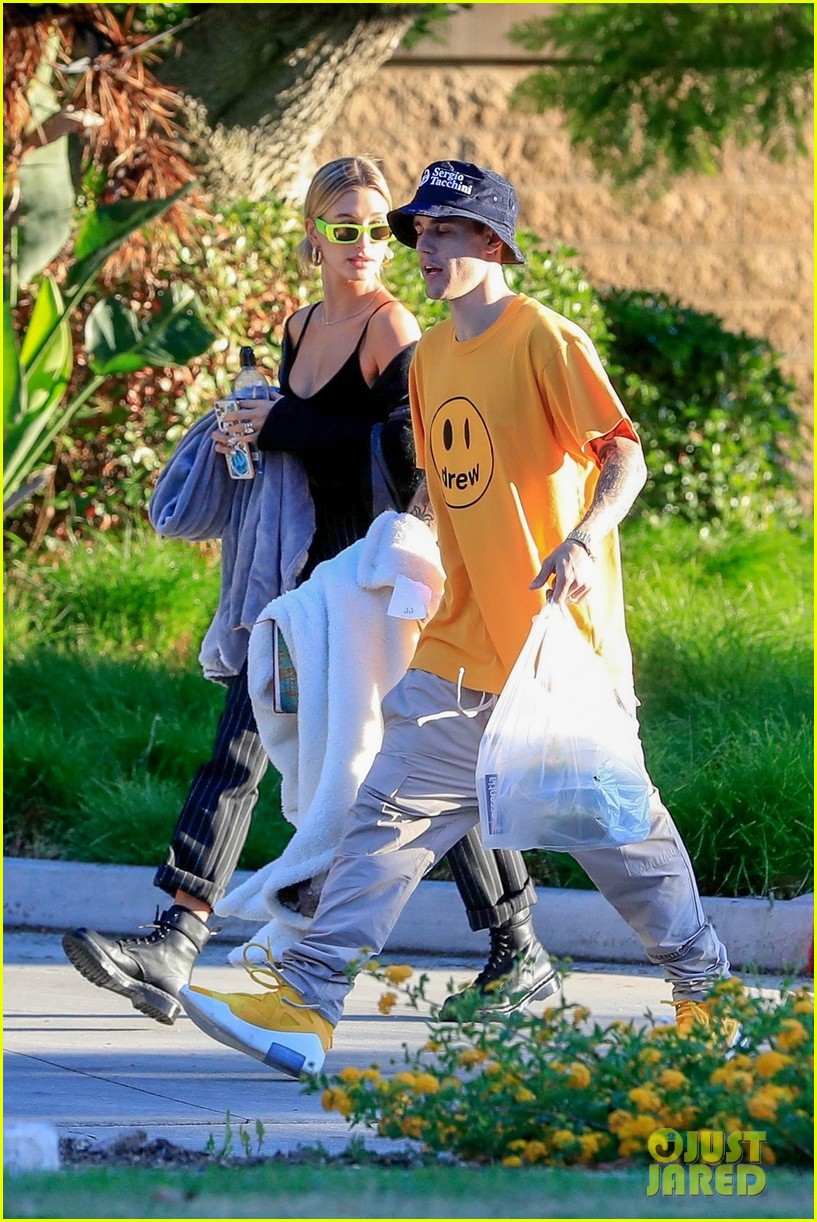 Justin Bieber & Wife Hailey Enjoy a Picnic in Beverly Hills: Photo