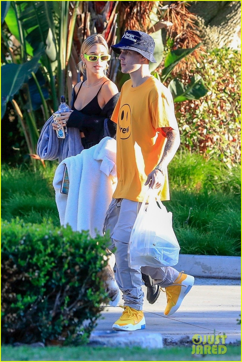 Justin Bieber & Wife Hailey Enjoy a Picnic in Beverly Hills: Photo