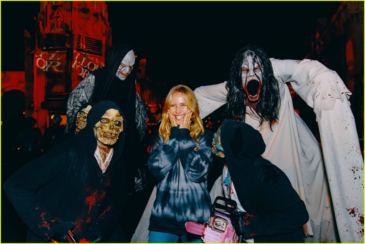Miley Cyrus, Bella Thorne, &amp; More Stars Were at Halloween Horror Nights