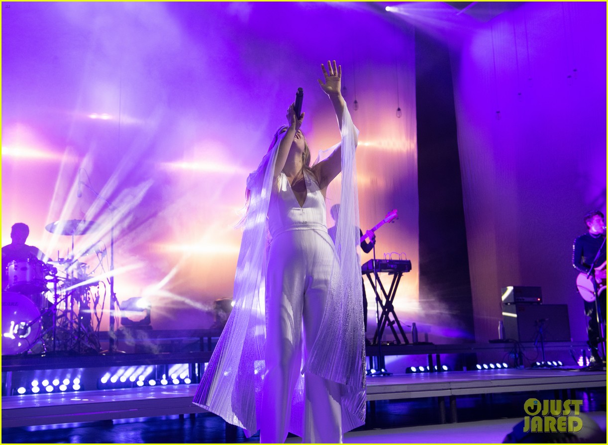 Maggie Rogers Lives Out a Dream with Radio City Concert! Photo 4364071
