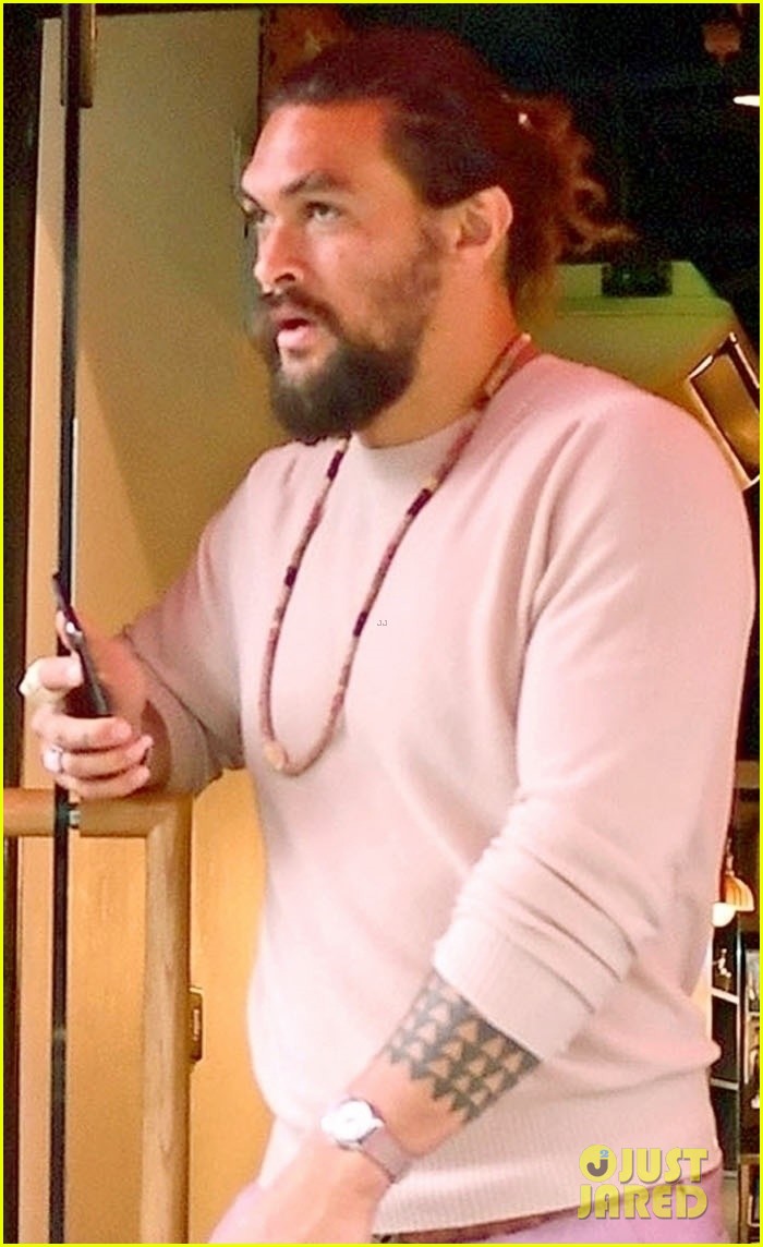 jason-momoa-rocks-pink-outfit-for-lunch-in-london-04.jpg