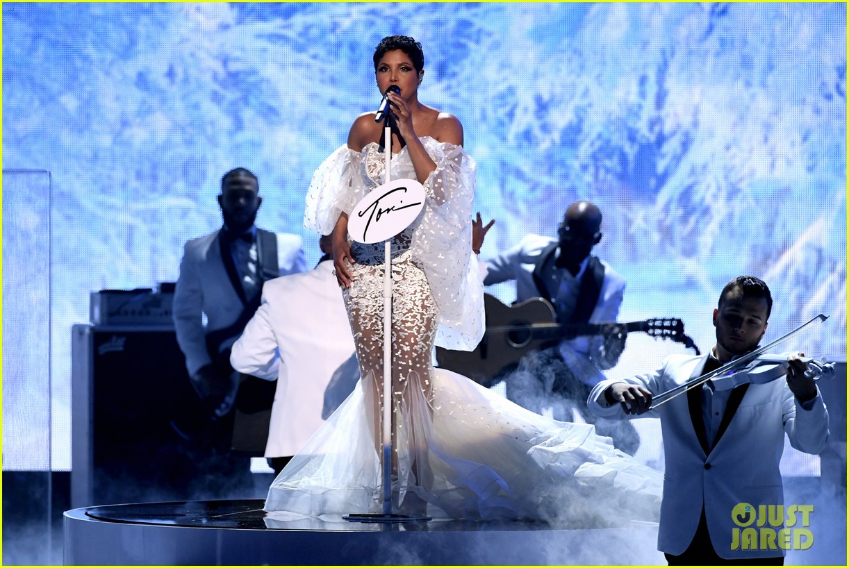 Toni Braxton Brings 'Un-Break My Heart' Back to AMAs & She Sounds