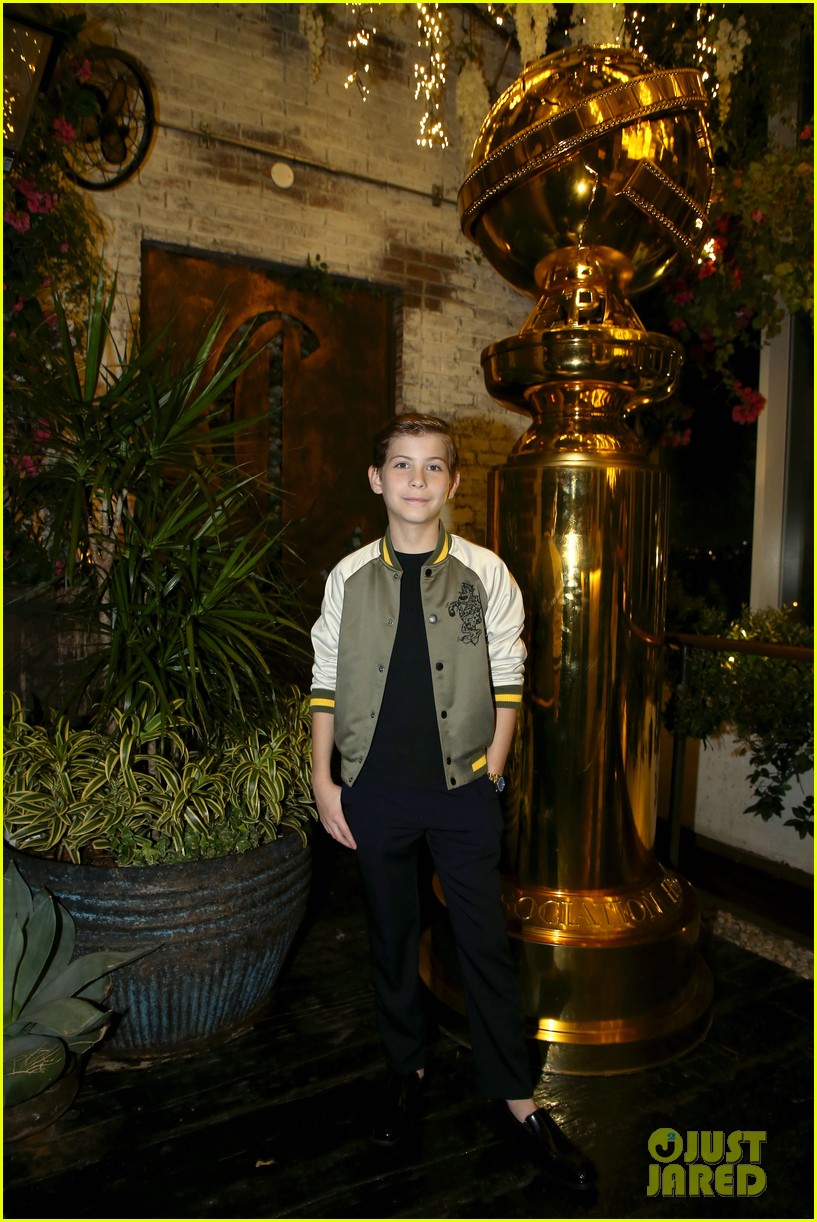 Joey King, Kaitlyn Dever, & Florence Pugh Mingle with More Awards