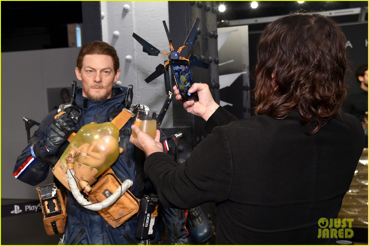 norman-reedus-celebrtes-death-stranding-