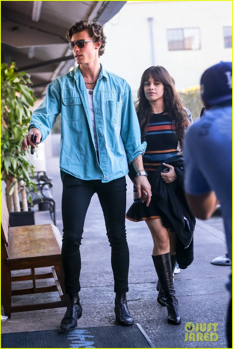 Shawn Mendes Camila Cabello Grab Sushi With A Friend On Saturday Afternoon Photo 4389307 Camila Cabello Shawn Mendes Pictures Just Jared