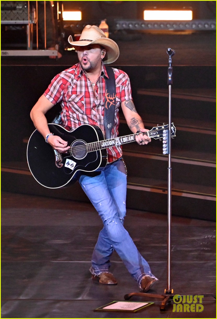 Jason Aldean Performs First Concert in Las Vegas Since Route 91 Harvest Jason Aldean Performs First Concert in Las Vegas Since Route 91 Harvest