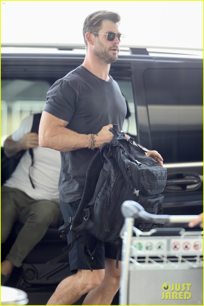 Chris Hemsworth Taille Chris Hemsworth Shows Some Muscle While Leaving Brisbane: Photo 4396774