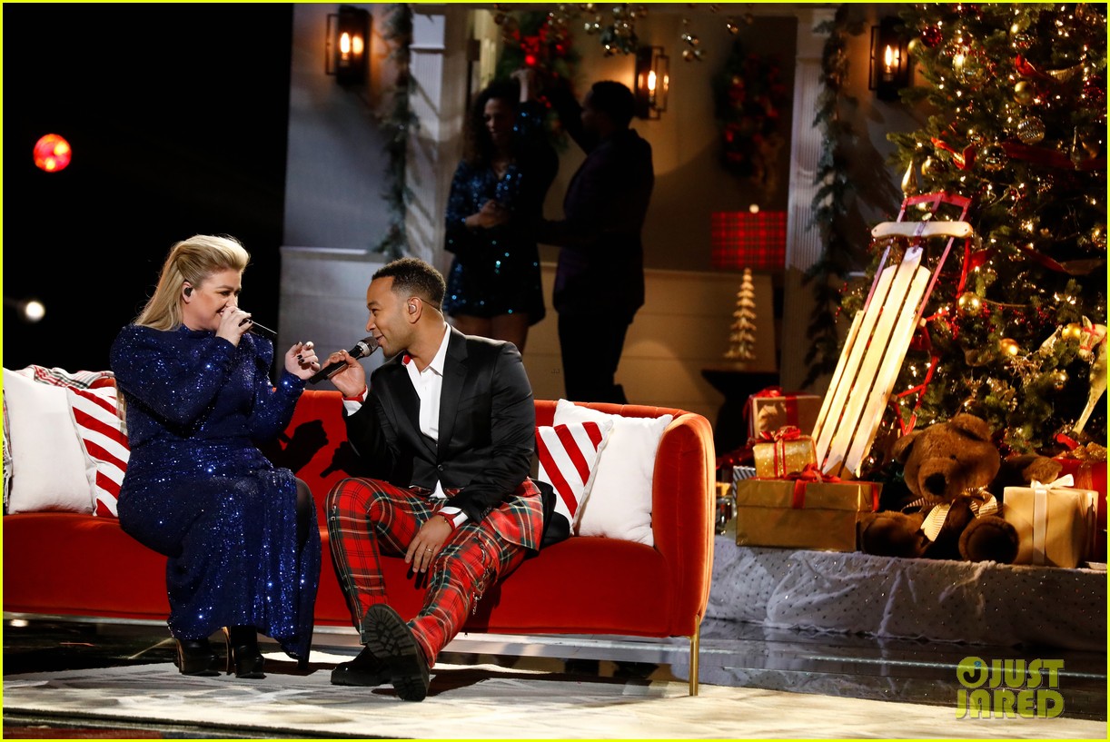 John Legend & Kelly Clarkson Perform Updated 'Baby It's Cold Outside' Remake for First Time ...