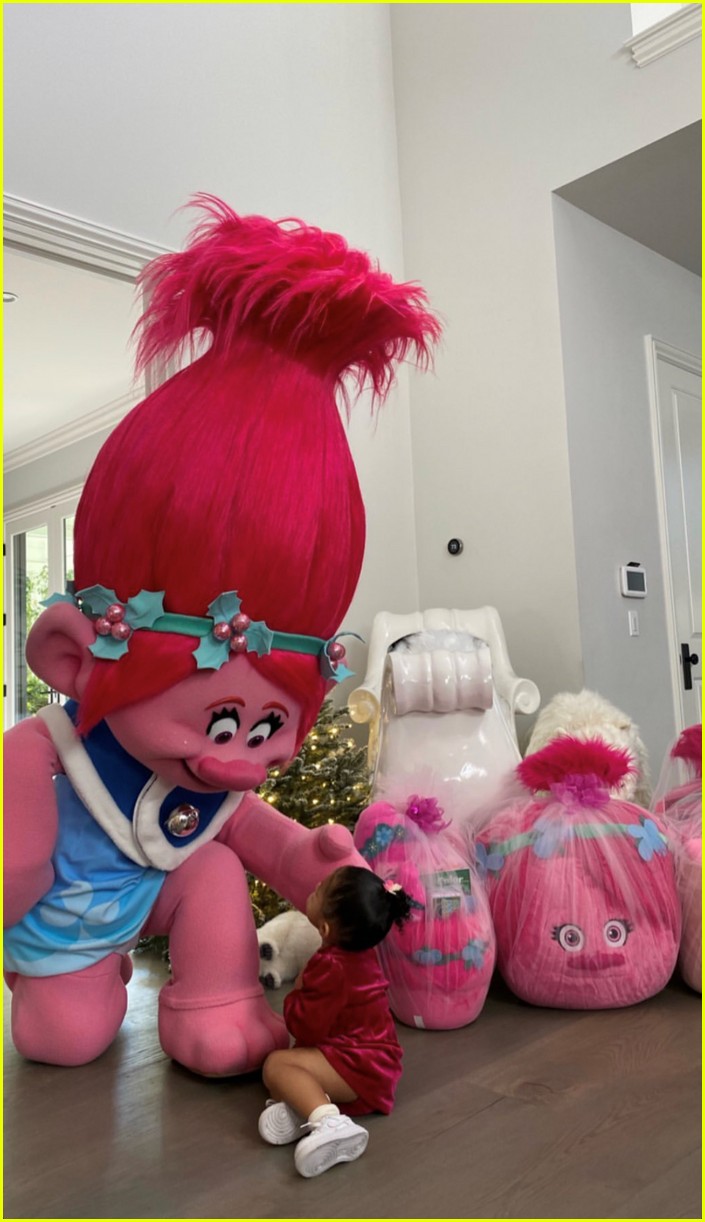 Kylie Jenner's Daughter Stormi Gets a 'Trolls' Surprise on Christmas Eve! Photo 4406650