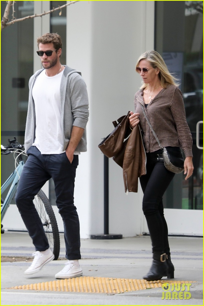 Liam Hemsworth Grabs Lunch With Mom Leonie in Santa Monica: Photo