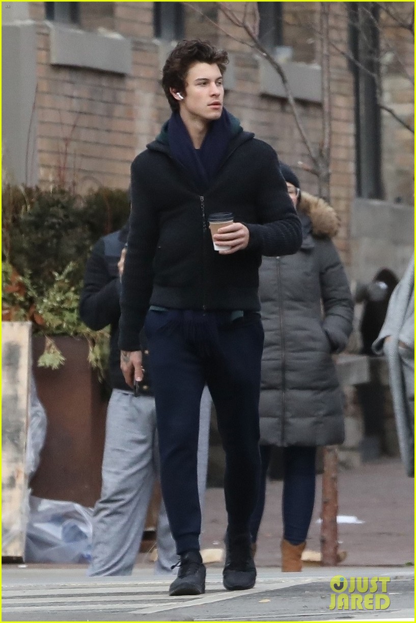 Shawn Mendes Takes A Stroll To A Cafe In Toronto Photo 4409570 Shawn Mendes Pictures Just Jared