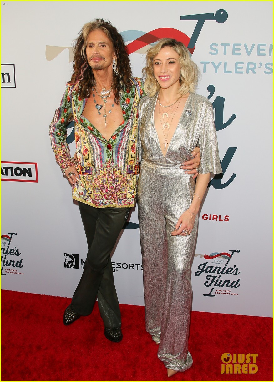 Steven Tyler & Girlfriend Aimee Preston Share Kiss at Grammy Awards