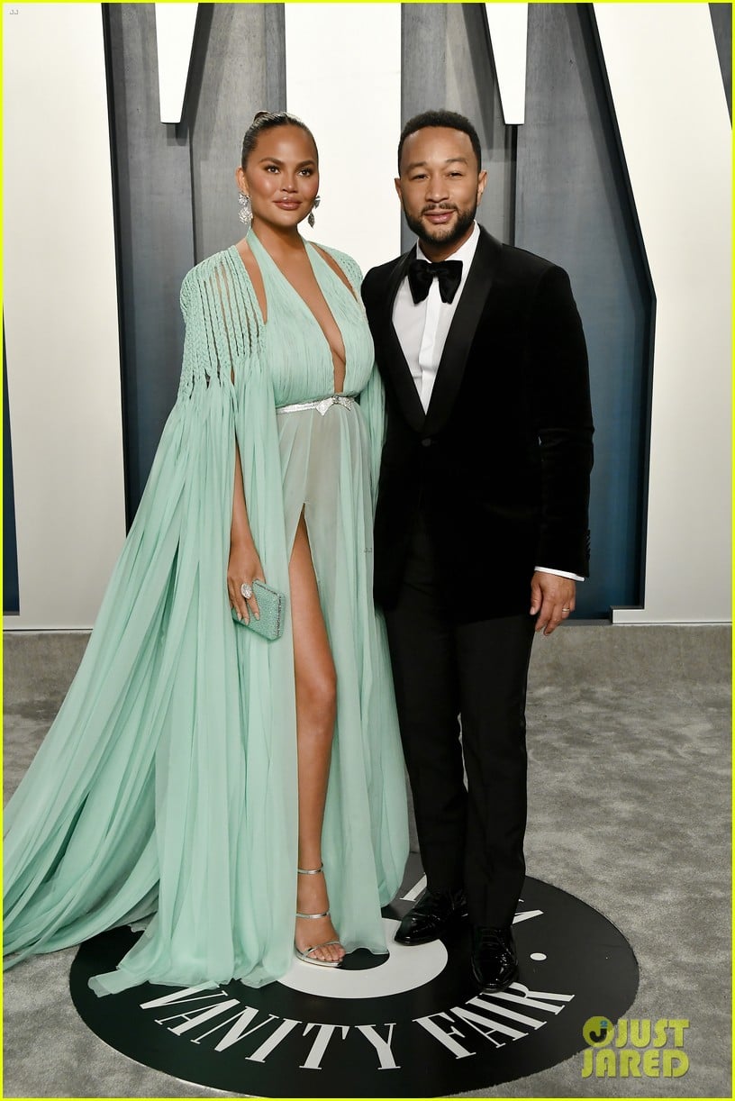 Chrissy Teigen S Steals The Spotlight In Her Blue Gown At Vanity Fair S Oscar Party With John Legend Photo 4434737 2020 Oscars Parties Chrissy Teigen John Legend Pictures Just Jared