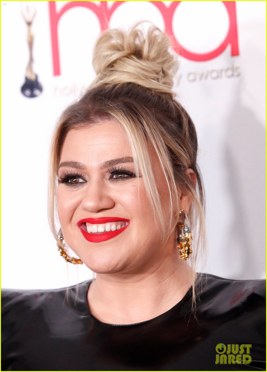 Kelly Clarkson Puts Slim Figure on Display in FormFitting Dress Photo 4430963 Kelly Clarkson