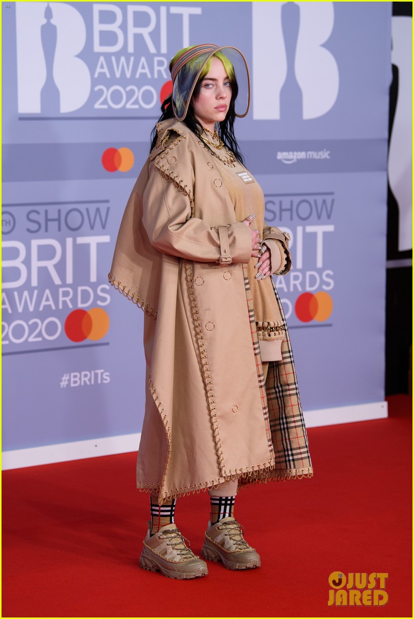 Billie Eilish Matches Her Nails To Her Burberry Outfit At Brit