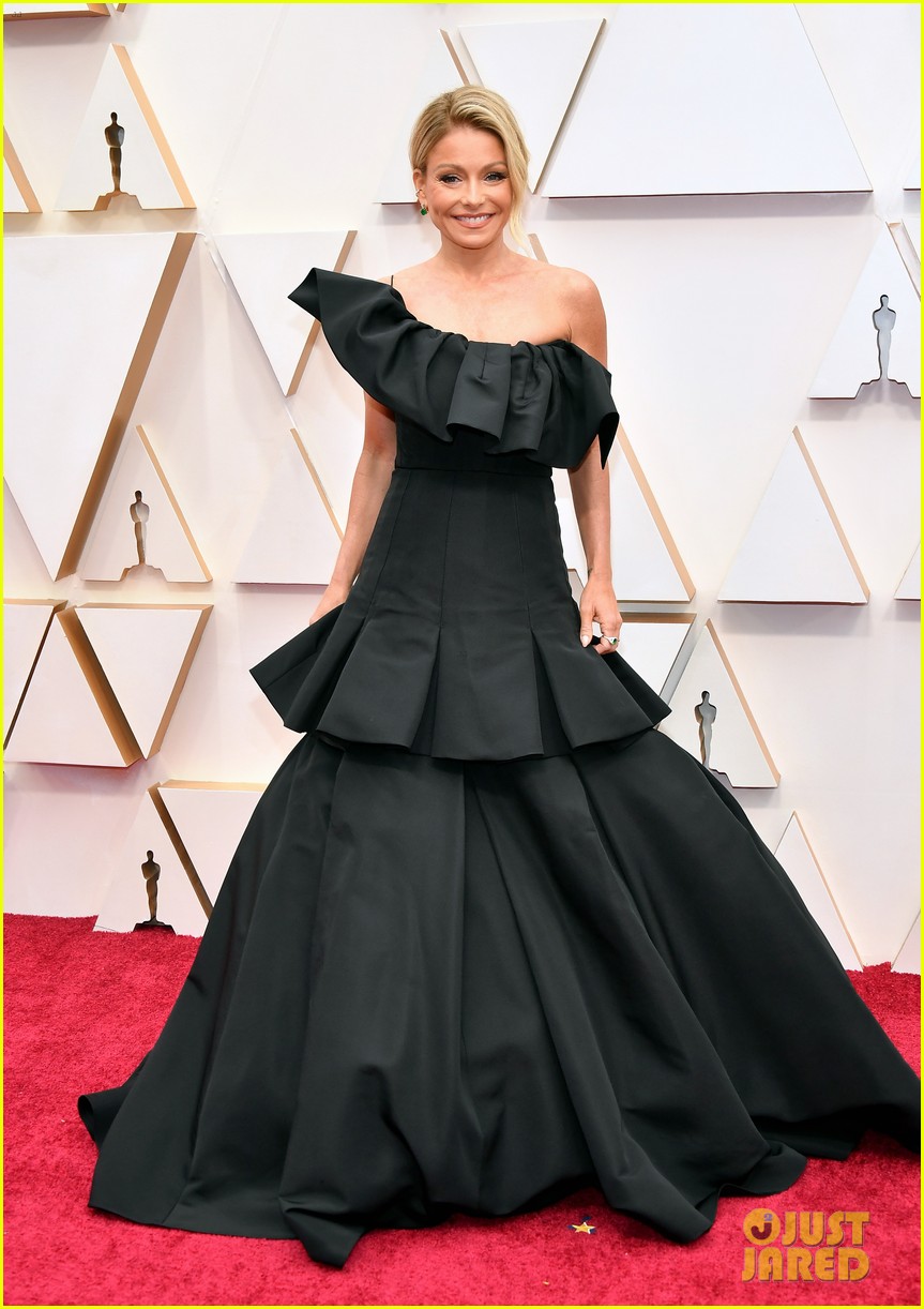 Kelly Ripa & Mark Consuelos Are One Hot Couple at Oscars 2020!: Photo
