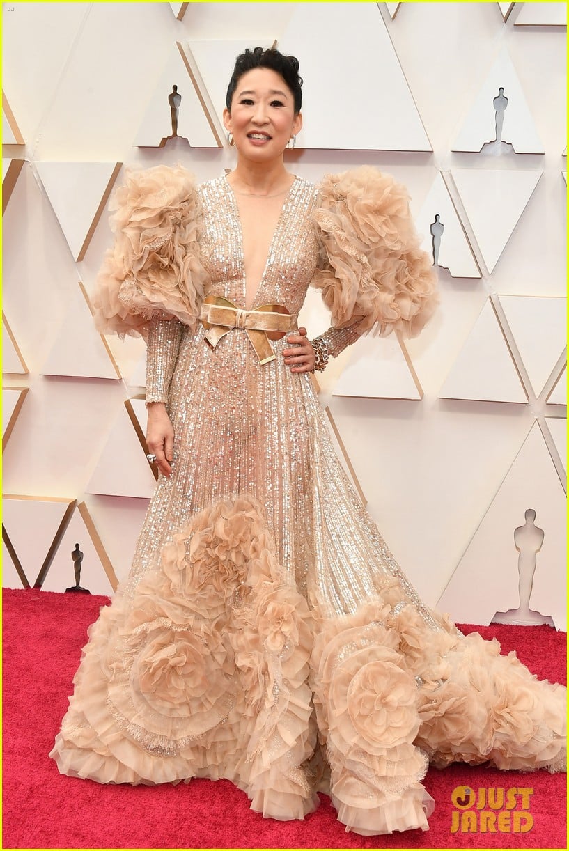 Sandra Oh Sparkles on the Red Carpet at Oscars 2020 Photo 4433652
