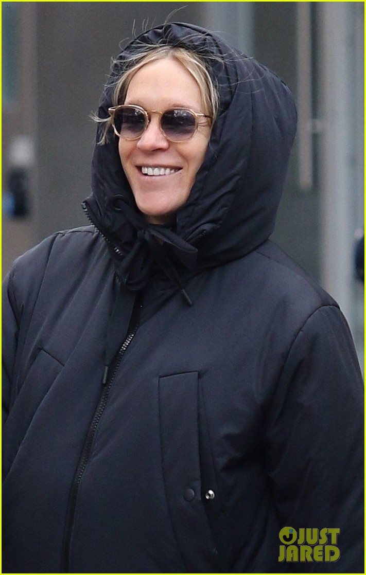 Pregnant Chloe Sevigny Wears Blue Protective Gloves While On A Grocery