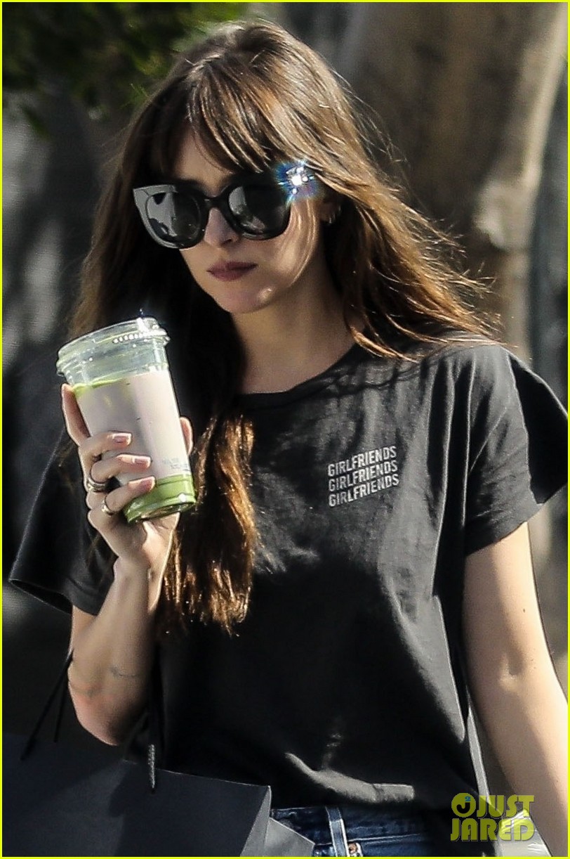 Dakota Johnson Is Trying To Get Her Tooth Gap Back Photo 4447841 Dakota Johnson Pictures Just Jared