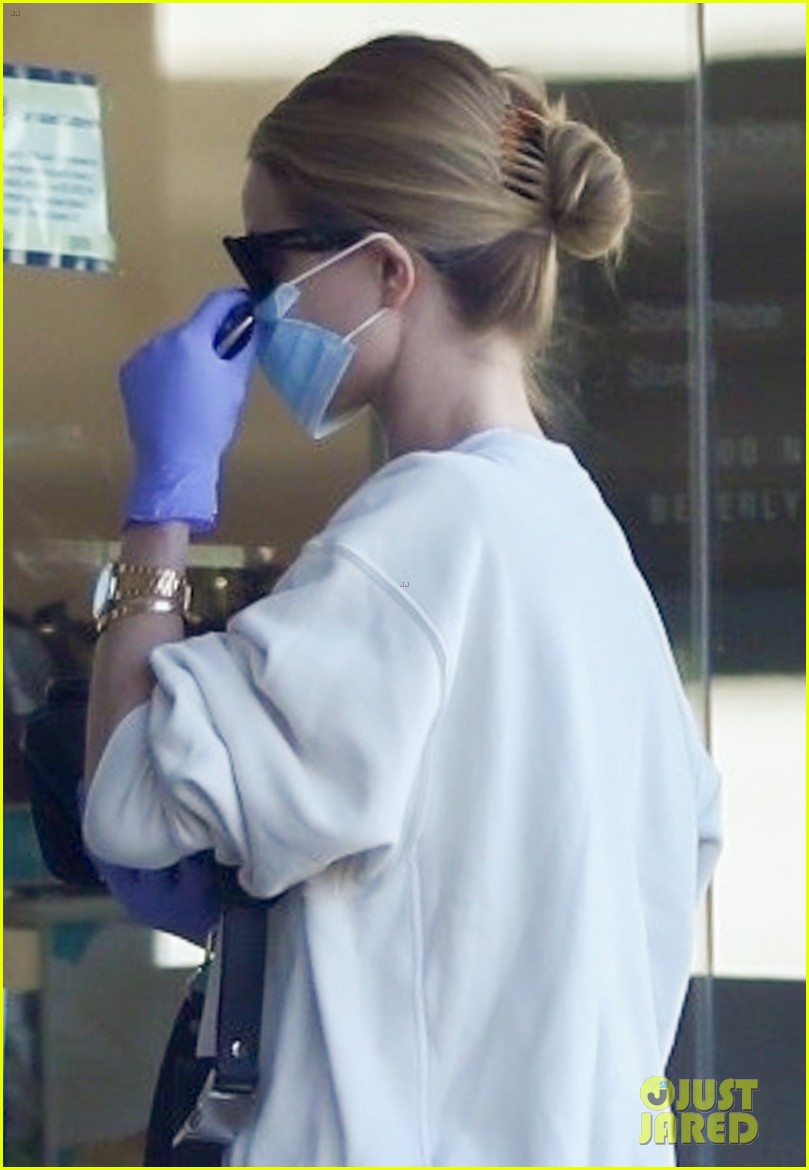 Rosie HuntingtonWhiteley Wears Mask For Rite Aid Run Photo 4451142