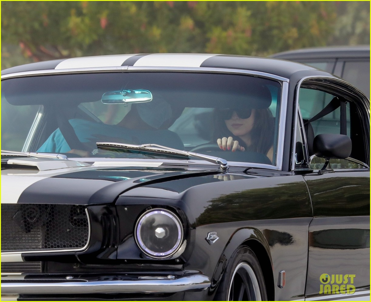 Dakota Johnson & Chris Martin Go Grocery Shopping in Malibu: Photo