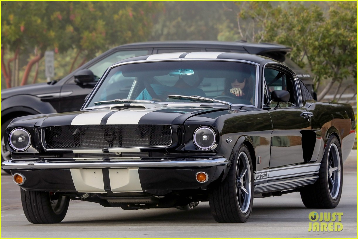 Dakota Johnson & Chris Martin Go Grocery Shopping in Malibu: Photo