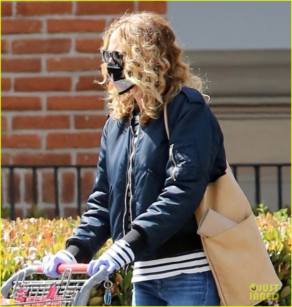 Julia Roberts Wears a Mask & Gloves While Shopping at CVS: Photo
