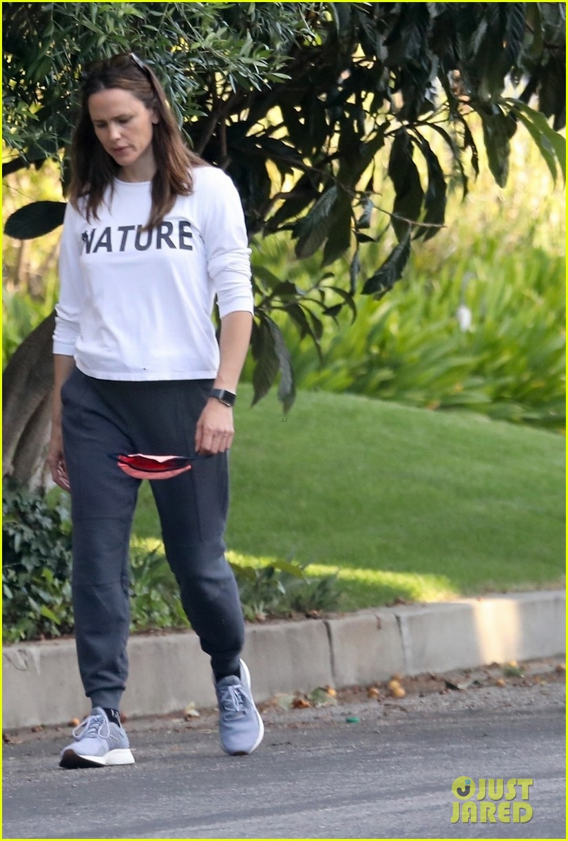 Jennifer Garner Takes a Stroll With Her Kids Amid Quarantine: Photo