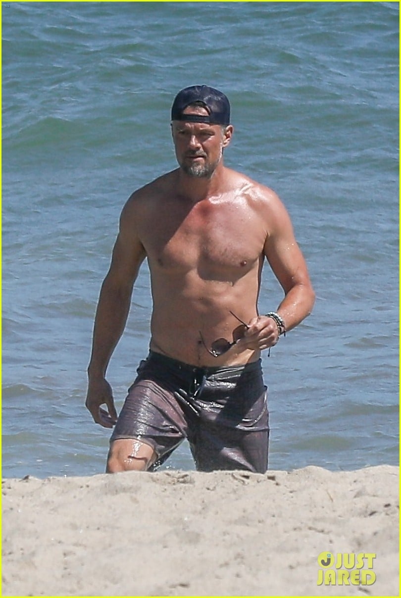 Josh Duhamel Goes Shirtless for Day at the Beach in Malibu! Photo