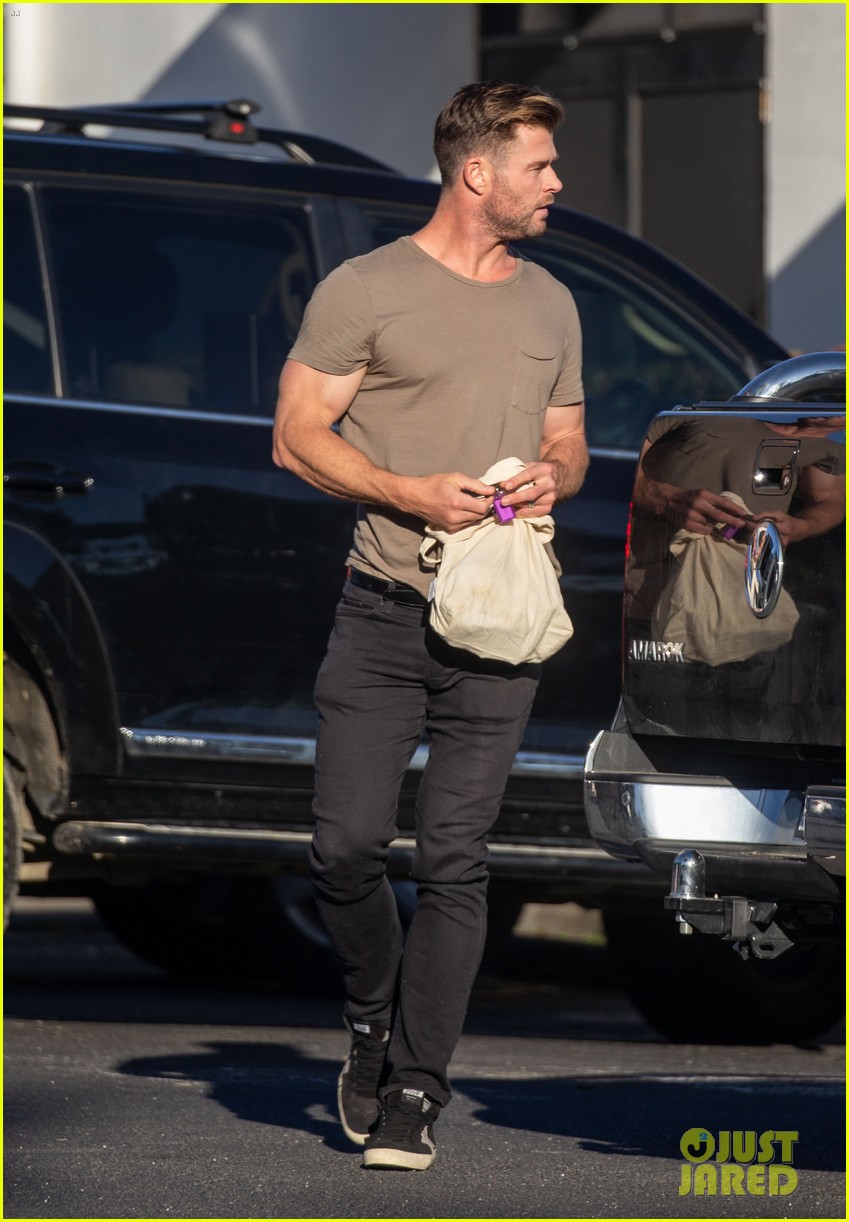 Chris Hemsworth Looks Ripped While Stepping Out in a Tight Tee: Photo