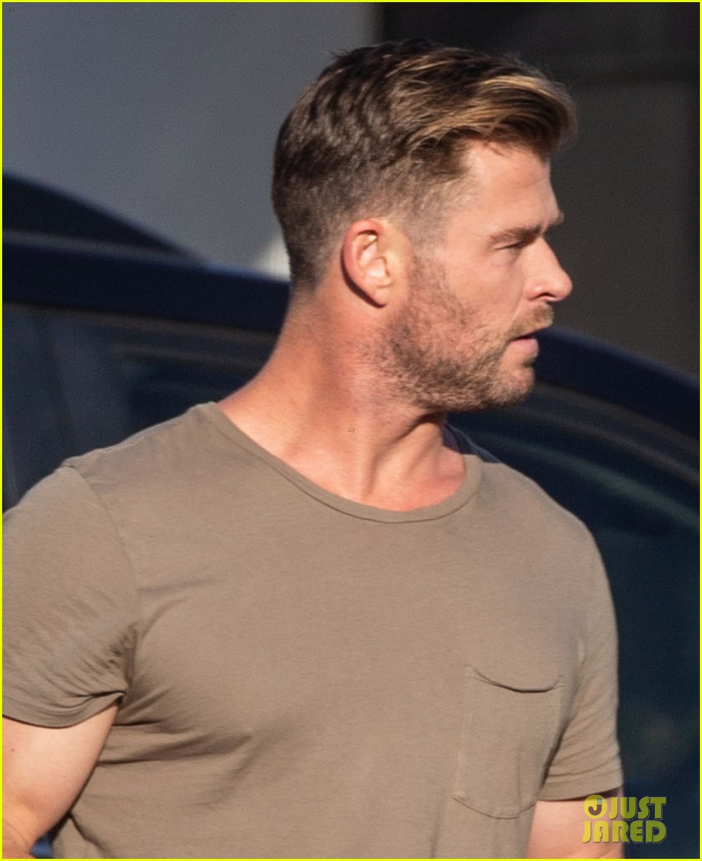 Chris Hemsworth Taille Chris Hemsworth Looks Ripped While Stepping Out in a Tight Tee: Photo