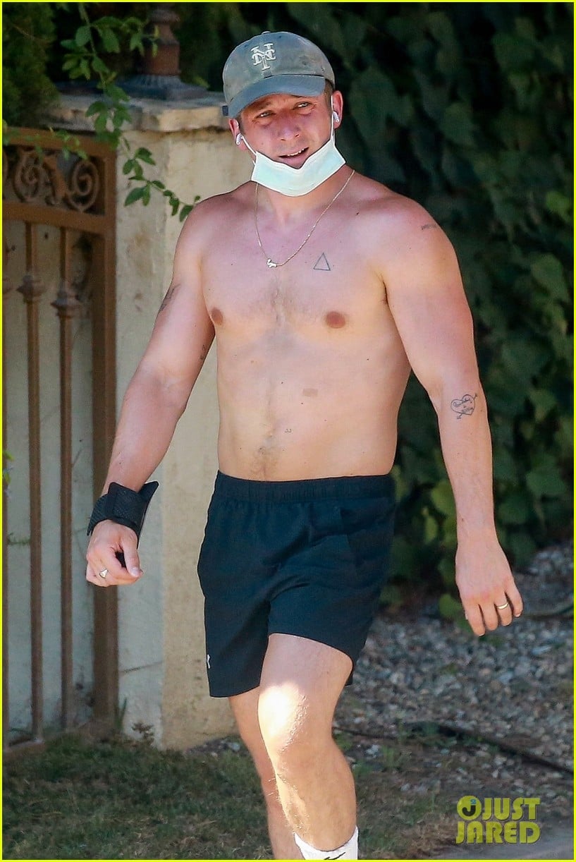 Shameless Jeremy Allen White Shows Off Buff Body While On 