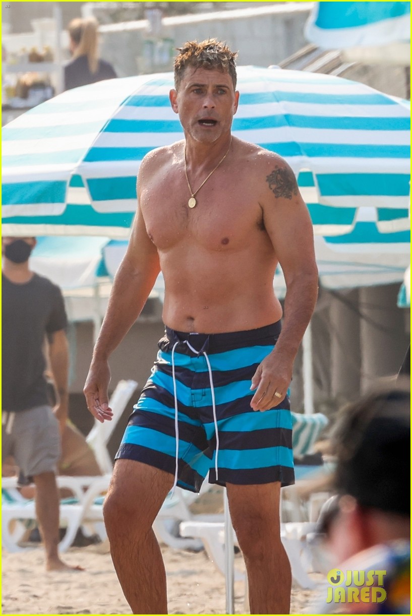 Rob Lowe Shows Off Fit Shirtless Figure at the Beach!: Photo 4477347