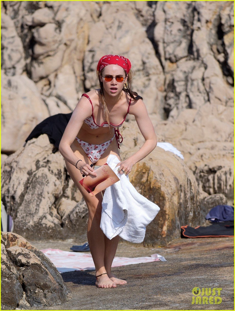 Suki Waterhouse Flaunts Her Toned Body in a Bikini While in France! Photo 4472987 Bikini