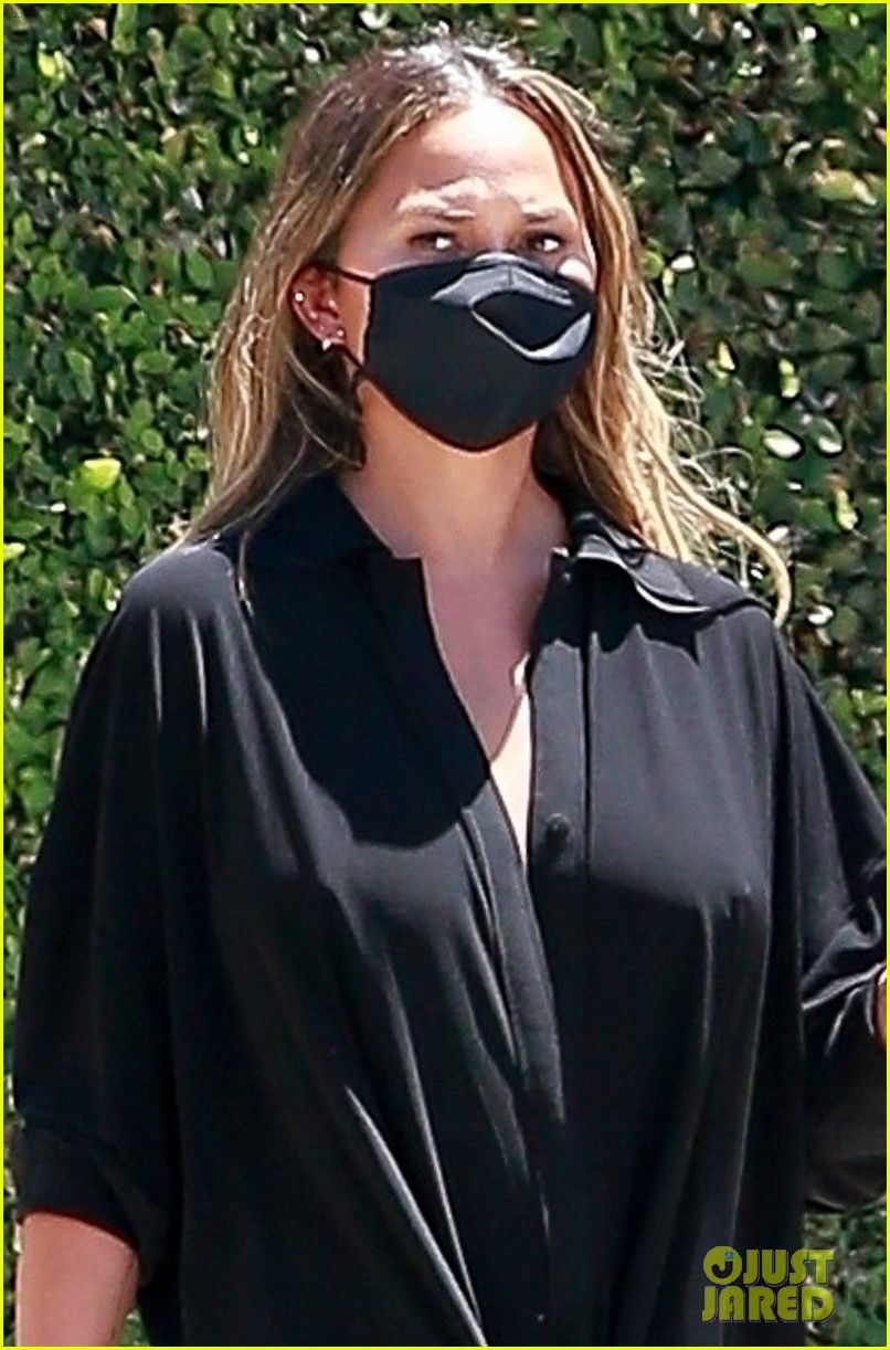 Chrissy Teigen Rocks Black Jumpsuit While Running Errands Photo 4473040 Chrissy Teigen Pictures Just Jared