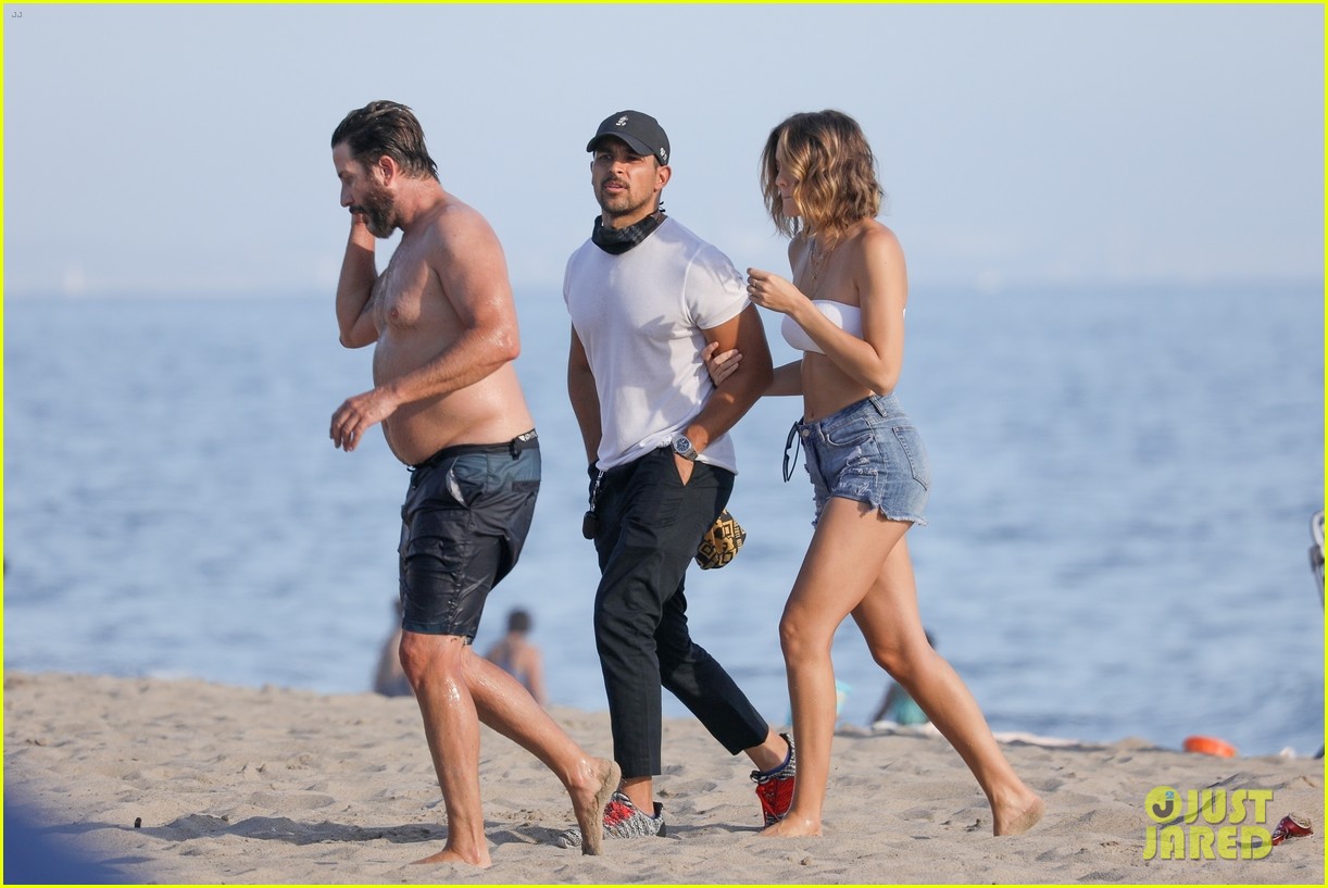 Wilmer Valderrama Fiancee Amanda Pacheco Spend The Day At The Beach With Friends Photo Amanda Pacheco Wilmer Valderrama Pictures Just Jared
