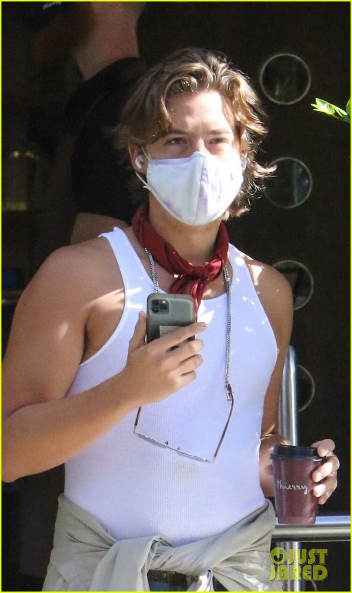 cole-sprouse-coffee-vancouver-september-2020-04.jpg