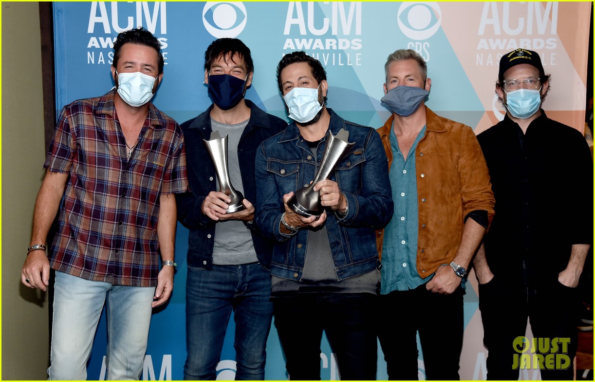 Country Music Band Old Dominion Wears Face Masks to Accept Awards at