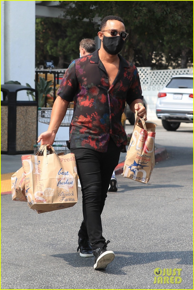 John Legend Goes Grocery Shopping While Pregnant Wife Chrissy Teigen Rests At Home Photo 4484002 John Legend Pictures Just Jared