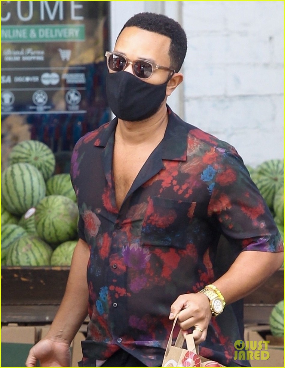 John Legend Goes Grocery Shopping While Pregnant Wife Chrissy Teigen Rests At Home Photo 4484003 John Legend Pictures Just Jared