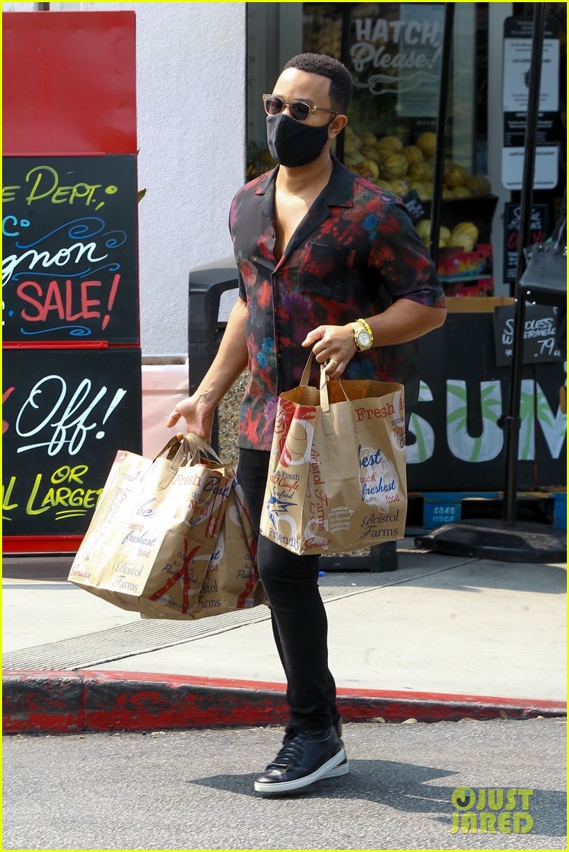 John Legend Goes Grocery Shopping While Pregnant Wife Chrissy Teigen Rests At Home Photo 4484004 John Legend Pictures Just Jared