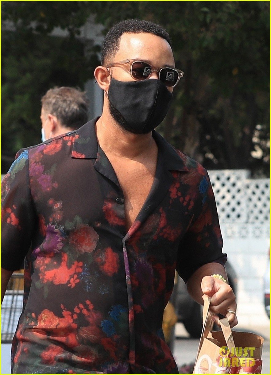 John Legend Goes Grocery Shopping While Pregnant Wife Chrissy Teigen Rests At Home Photo 4484005 John Legend Pictures Just Jared