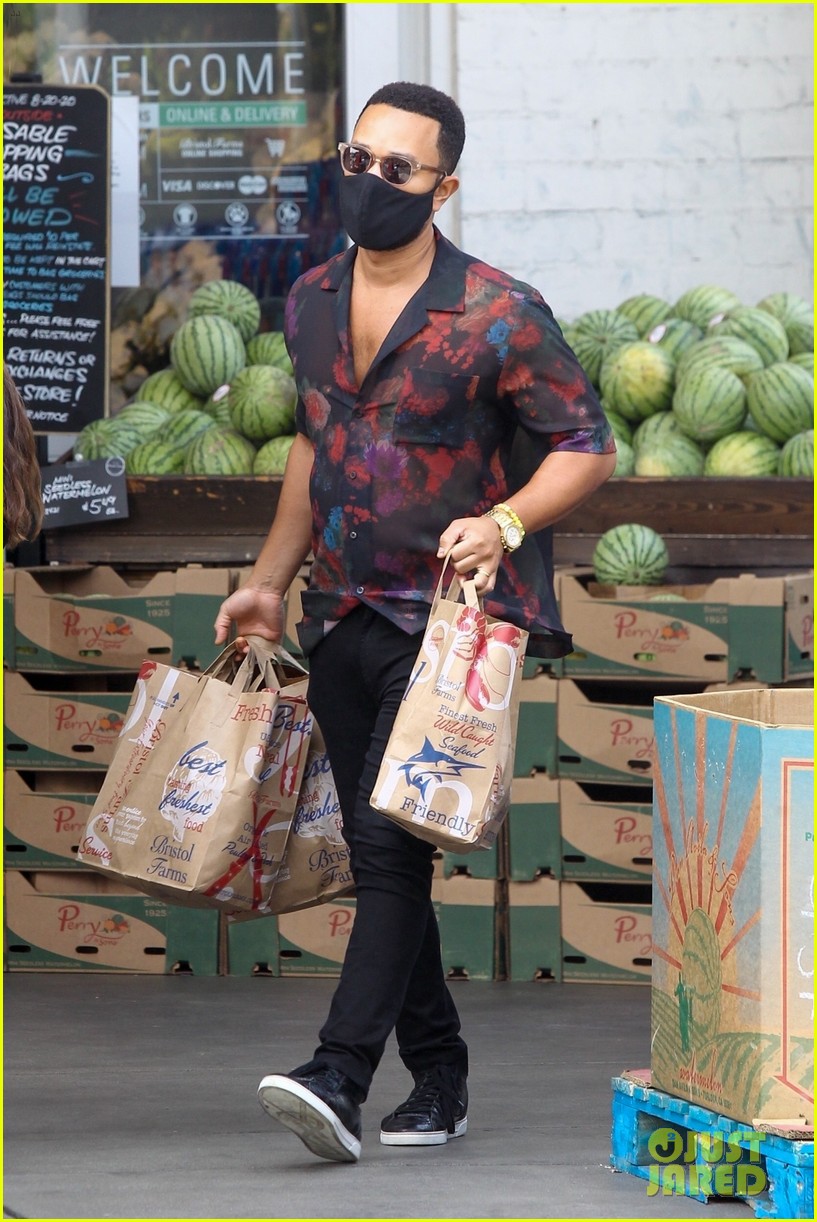 John Legend Goes Grocery Shopping While Pregnant Wife Chrissy Teigen Rests At Home Photo 4484006 John Legend Pictures Just Jared