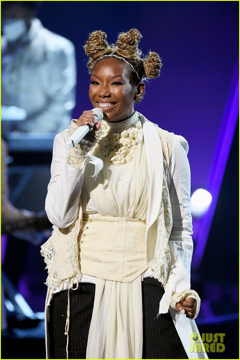 Brandy Performs Medley of New Songs at Billboard Music Awards 2020