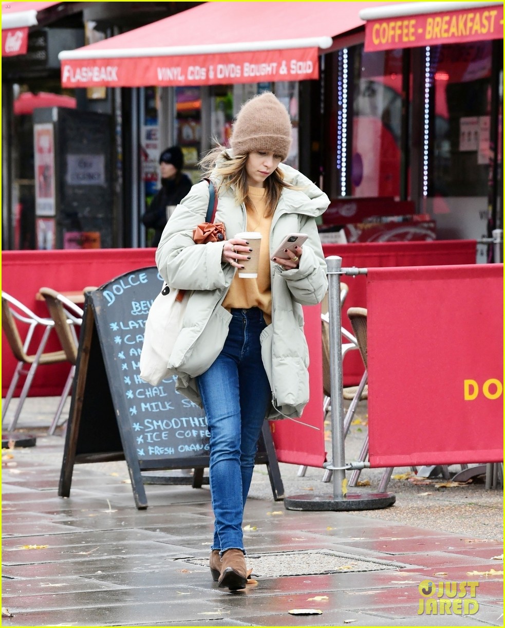 Emilia Clarke Bundles Up During a Chilly Fall Day in London: Photo 4495623 | Emilia Clarke ...