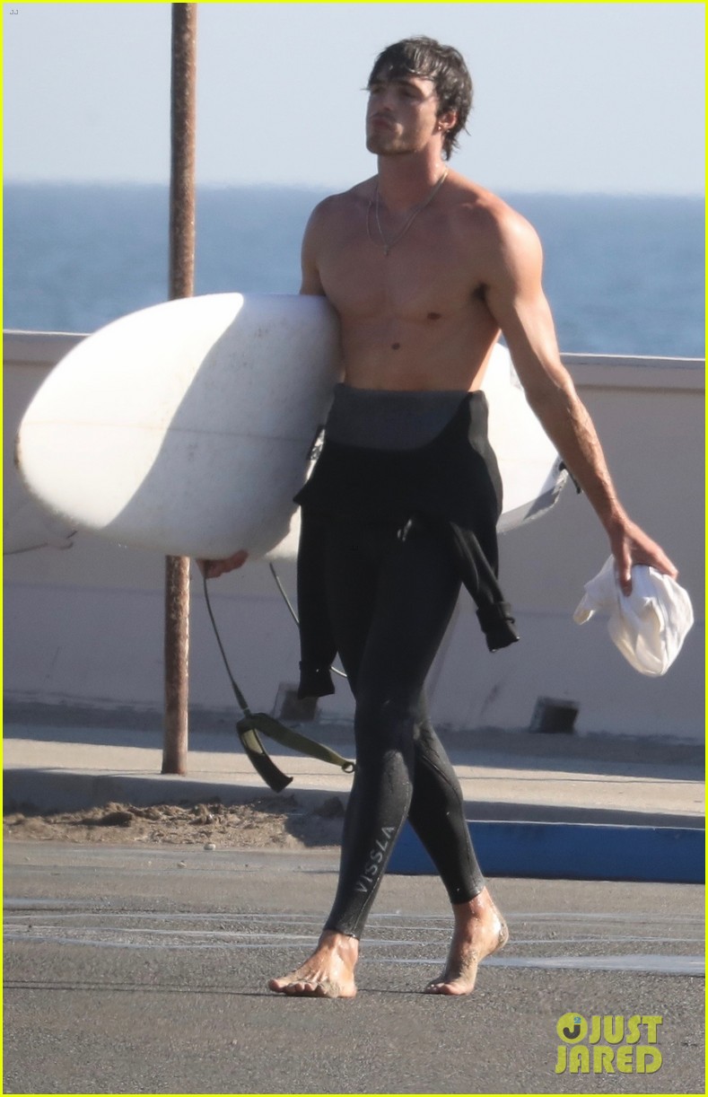 Jacob Elordi Bares His Abs After Surf Session in Malibu 