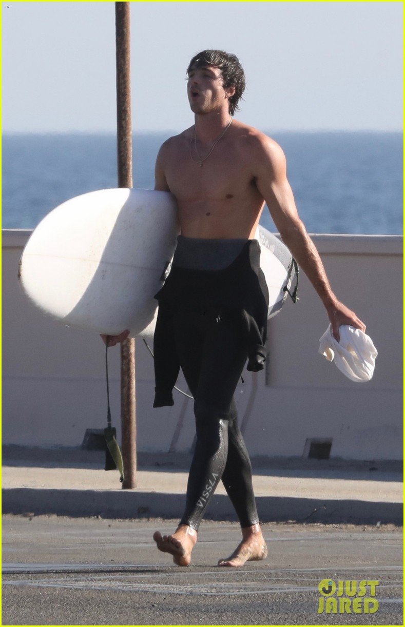 Jacob Elordi Bares His Abs After Surf Session in Malibu 