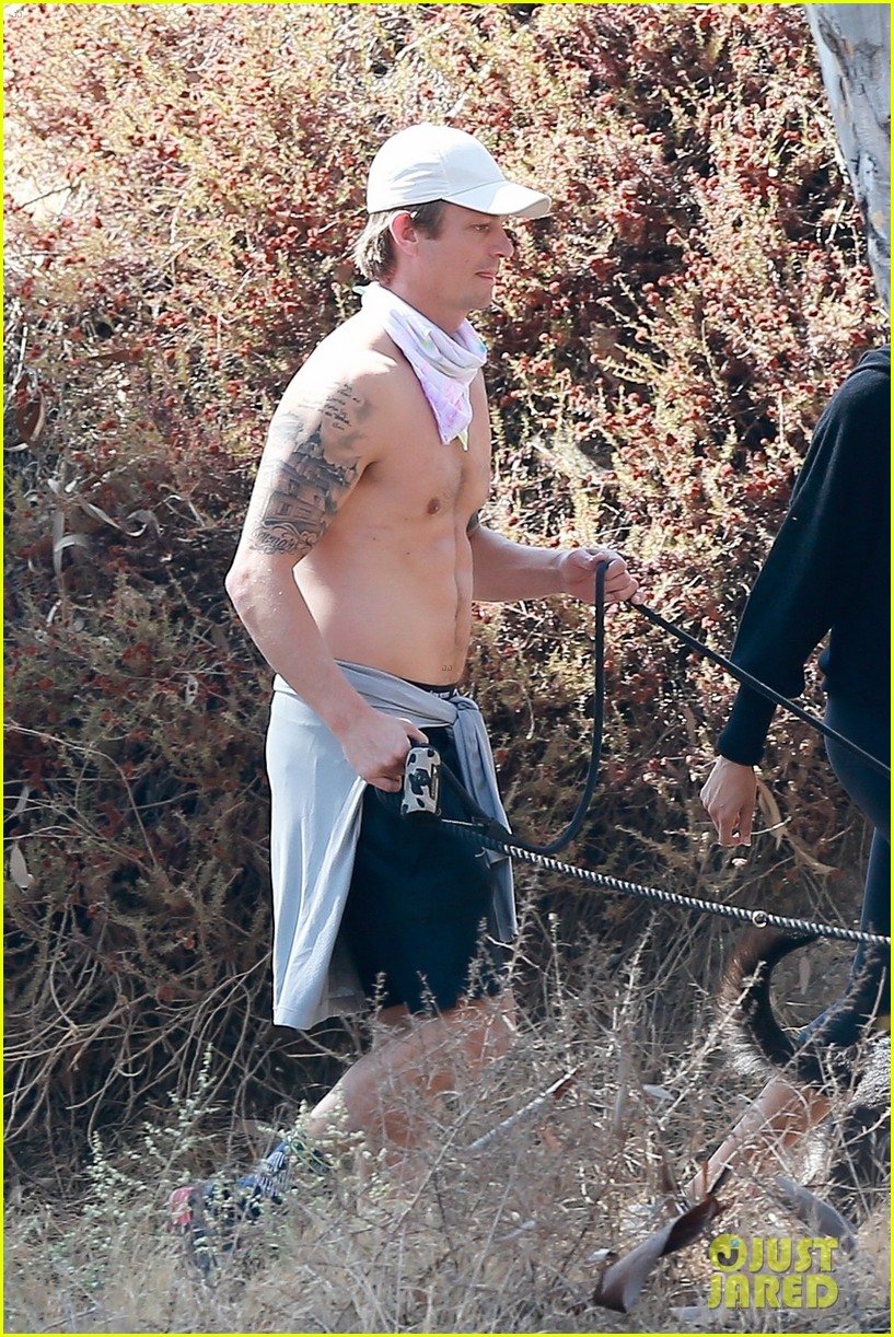 Joel Kinnaman Ex Girlfriend : Joel Kinnaman Bares His Abs on Hike with Girlfriend Kelly ...