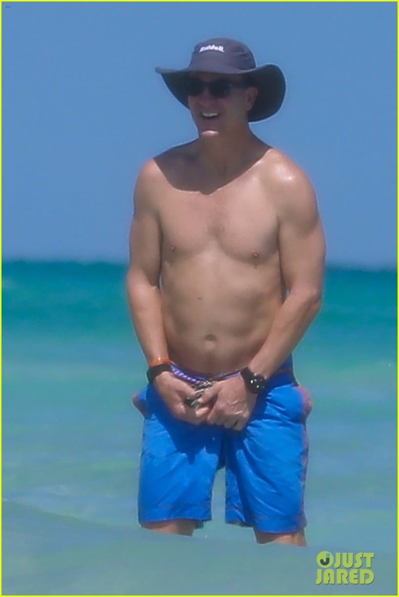Peyton Manning Flaunts Ripped Abs While Shirtless at the Beach! (Photos): Photo 4492995 Ashley