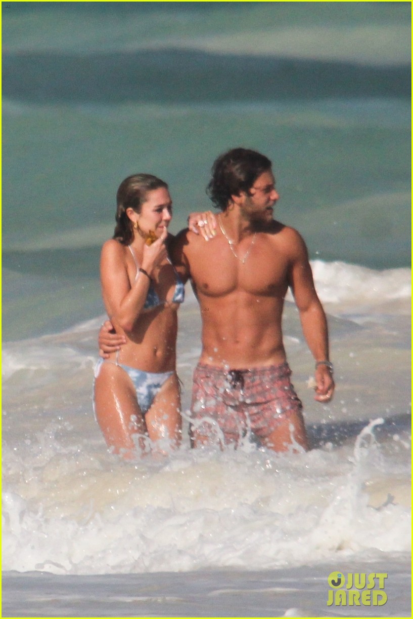 Delilah Belle Hamlin Packs on PDA with Boyfriend Eyal Booker During Trip to Mexico: Photo ...